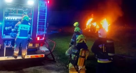 Niespokojna noc. Pożar maszyny budowlanej w Tuchomku