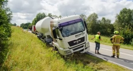 Silos z popiołem w rowie. Utrudnienia w ruchu!