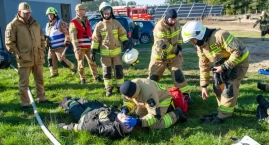 Płonący las i budynek inwentarski oraz pomoc poszkodowanym (WIDEO)