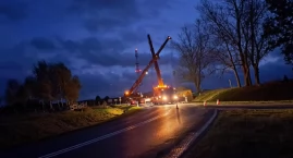 Ciężarówka w rowie. Akcja trwała kilka godzin