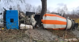 Betoniarka uderzyła w drzewo. Utrudnienia na „210
