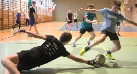Ministranci i lektorzy przy piłce
