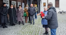 Wystawa na ekspozytorach na dziedzińcu zamkowym