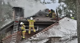 Niebezpieczny pożar domu w Studzienicach. Trwa akcja strażaków