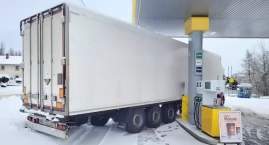 W Czarnej Dąbrówce ciężarówka wjechała w dystrybutor