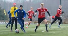 Czas sparingów. Na razie tylko na sztucznej nawierzchni