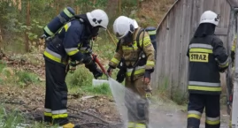 Ogień w komorze silnika. W Borzytuchomiu zapaliło się auto