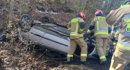 Niebezpieczna kolizja na DW 211. Kolumbijka wylądowała na dachu