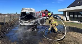 Pożar dostawczaka w Kleszczyńcu. Jedna osoba poparzona