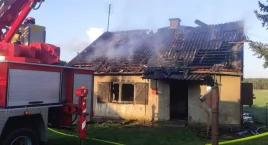 Groźny pożar domu w Sątocznie. Trwa akcja strażaków