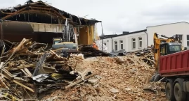 Koparka wyburzeniowa dobrała się do sali widowiskowej
