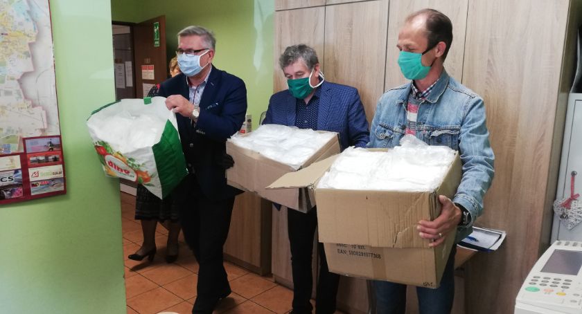 Maseczki dla MOPSu od radnych