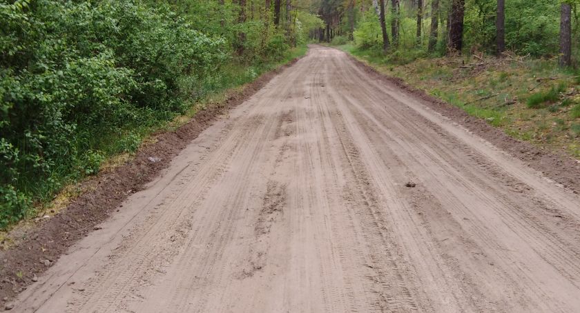 Naprawiali drogi gruntowe w powiecie
