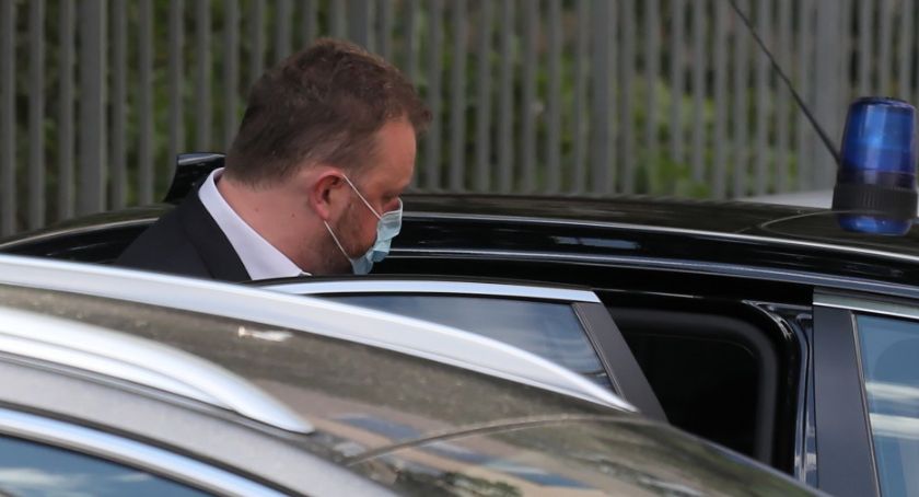 Szumowski: dzisiaj lub jutro decyzja ws. zniesienia obowiązku noszenia maseczek na ulicach