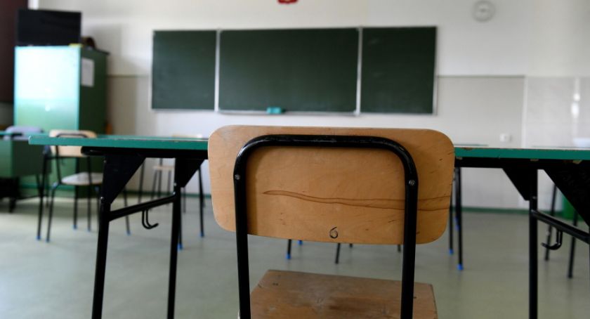 Maturzyści przyjdą wcześniej do szkół; wejdą w maseczkach, egzamin napiszą bez nich