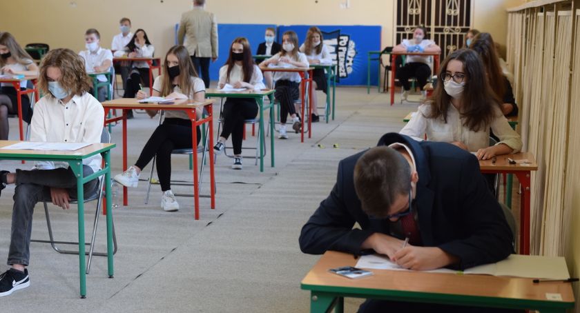 Ósmoklasiści rozpoczęli egzaminy