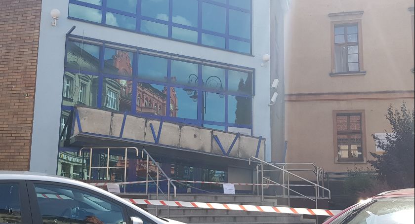 Szyld spadł na kobietę