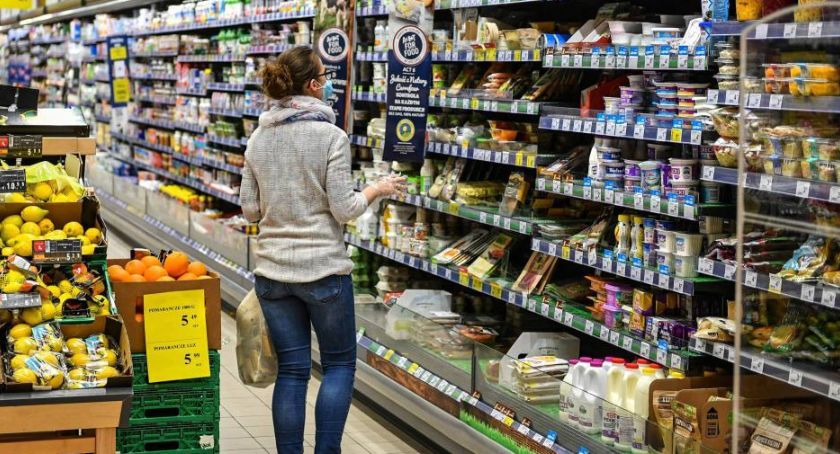 POHiD: sklepy nie są w stanie samodzielnie wyegzekwować od klientów noszenia masek