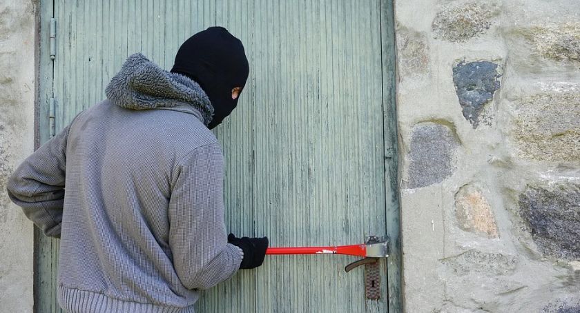 Złodziej potrafi wejść przez otwarte drzwi