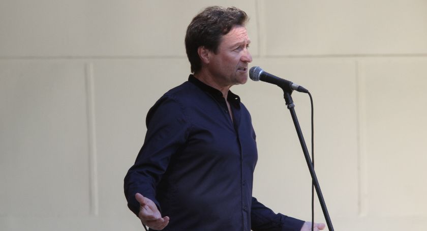 Zaśpiewał Jacek Kawalec