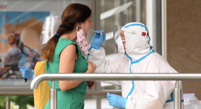 Badania: gorączka, kaszel, potem bóle mięśni - w takiej kolejności pojawiają się objawy COVID-19