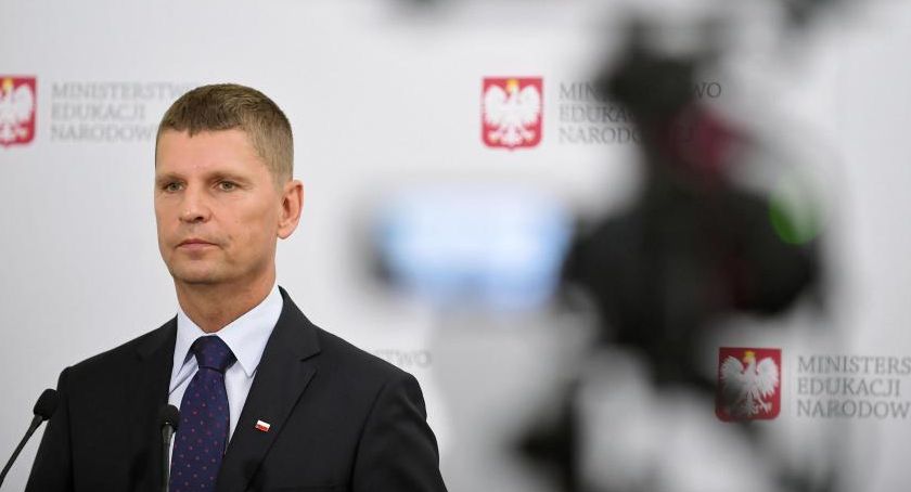 Piontkowski: nie będzie obowiązku zasłaniania nosa i ust w miejscach wspólnych w każdej szkole