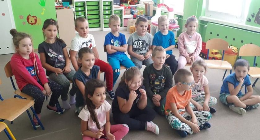 Dzielnicowy spotkał się z przedszkolakami