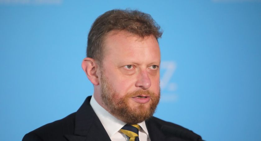 B. minister zdrowia Łukasz Szumowski w szpitalu z objawami koronawirusa