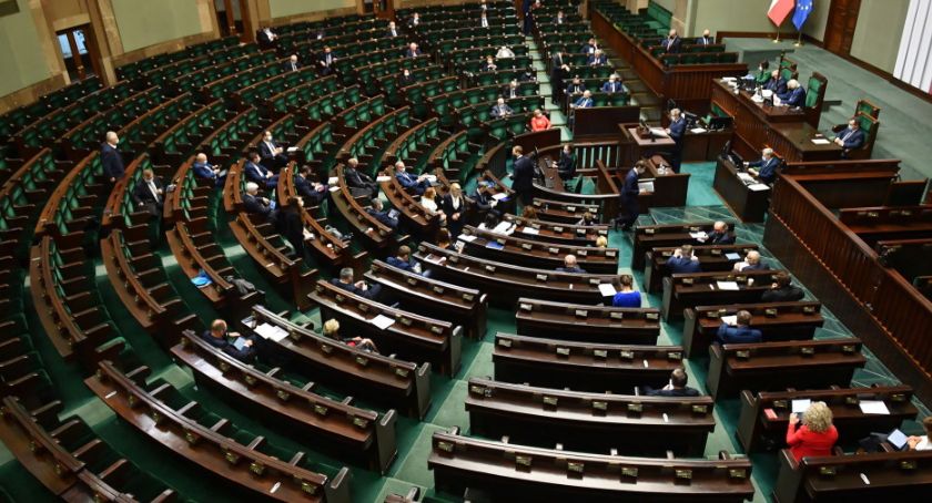 Sejm wznowił posiedzenie; zajmie się m.in. projektem ustawy PiS ws. przeciwdziałania COVID-19