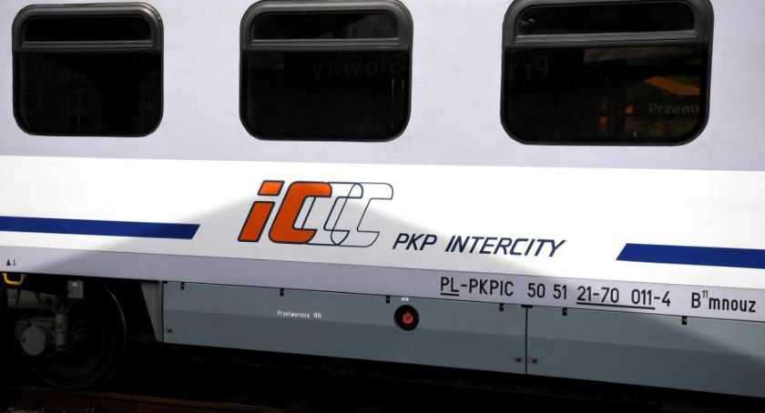 PKP Intercity: w związku ze zmianą czasu na zimowy 13 składów zatrzyma się w nocy na godzinę