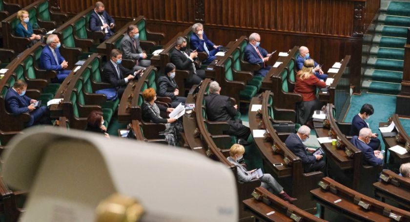 Sejm za dodatkami dla medyków i prawem do odmowy sprzedaży osobom bez maseczek