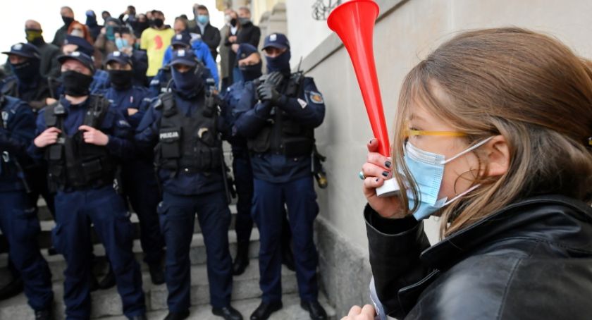 Szef MSWiA ws. ataków na kościoły: podlegająca mi policja będzie podejmowała zdecydowane działania