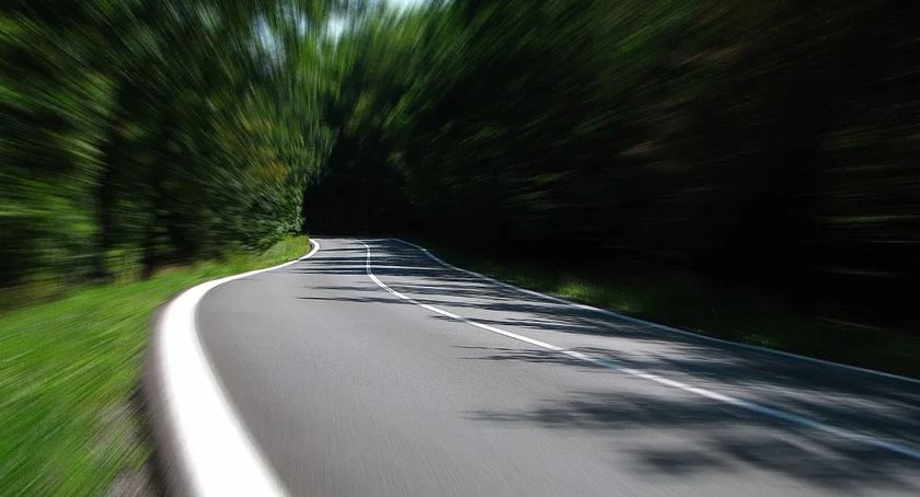 Kierowcy toyoty i alfy romeo ponad setką przez miasto