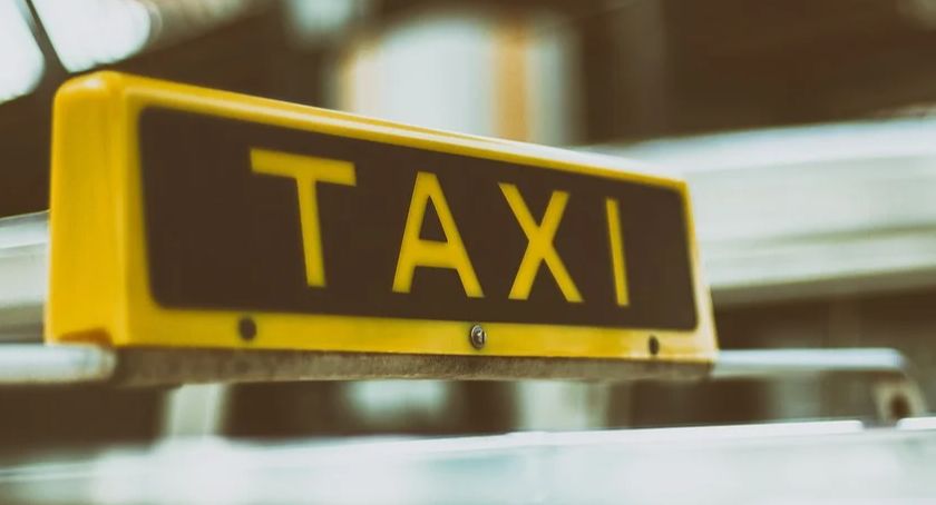 Zamówili kurs, a potem zaatakowali taksówkarza