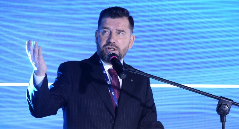 Prezes PAP: wystarczy wyłapywać fake news i nie podawać ich dalej, by powstrzymać infodemię