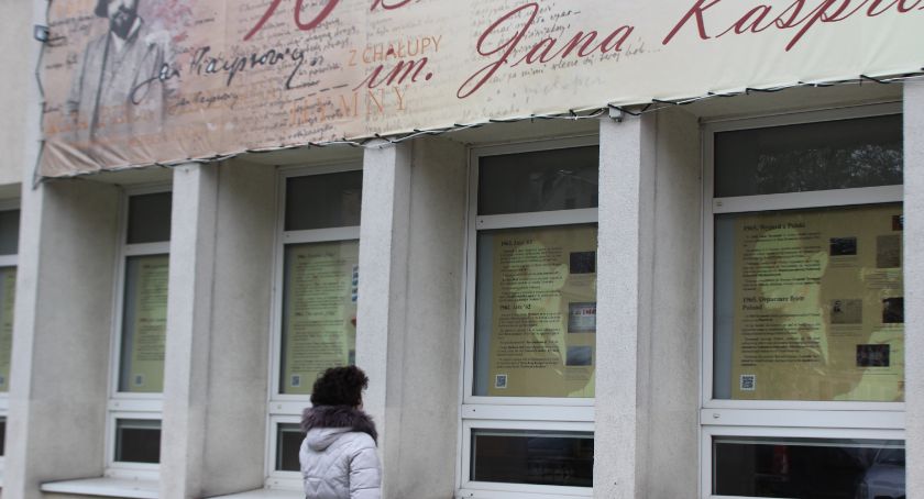 Nietypowa wystawa w oknach biblioteki