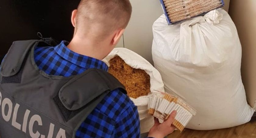 Tytoń i papierosy „samoróbki” w rękach policjantów