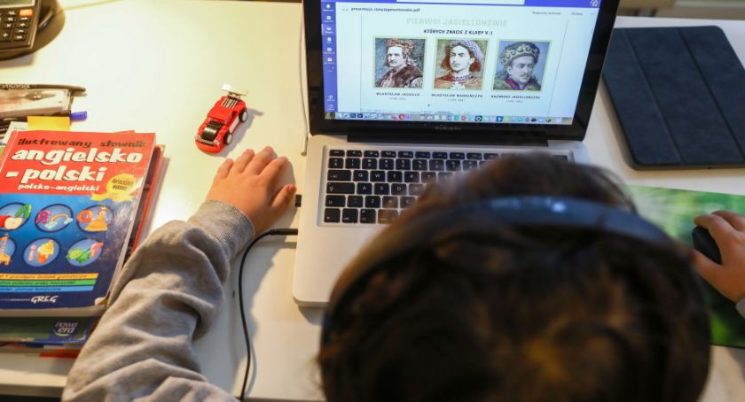 Ekspert: coraz więcej dzieci ma problemy zdrowotne związane z nauczaniem zdalnym