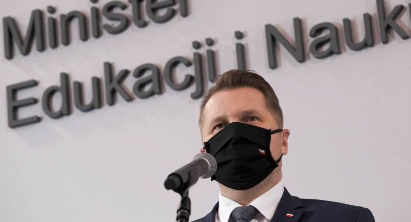 Czarnek: najbardziej prawdopodobny scenariusz to powrót do szkół klas I-III