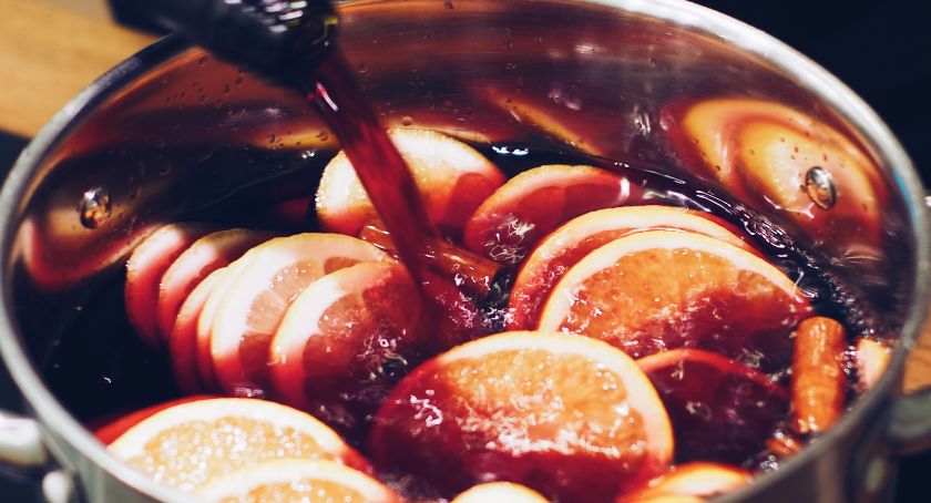 Przepisy na zimowe drinki, które rozgrzeją każdego