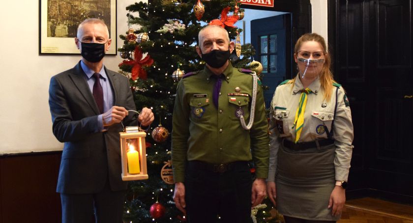 Betlejemskie Światełko Pokoju w inowrocławskim Ratuszu