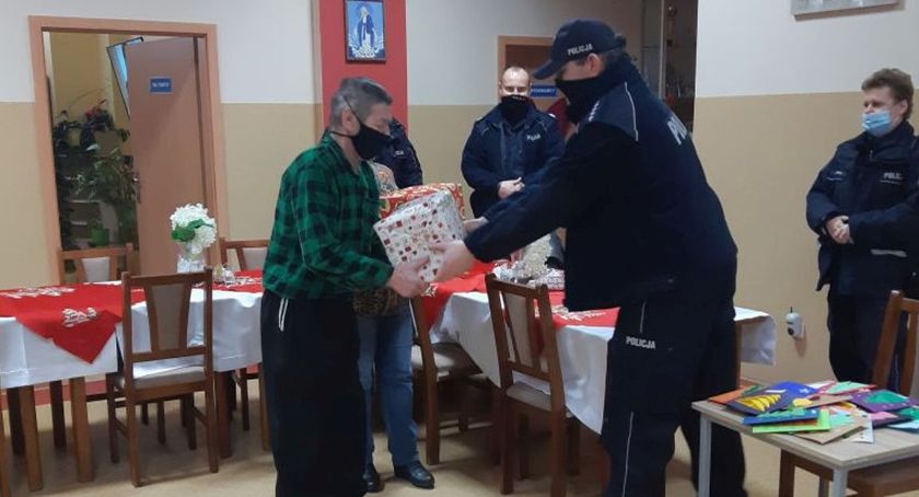 Policjanci i pracownicy policji, dzieciom i seniorom