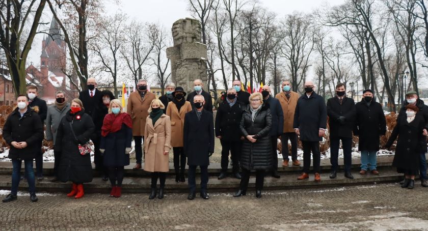 Cześć i chwała Bohaterom
