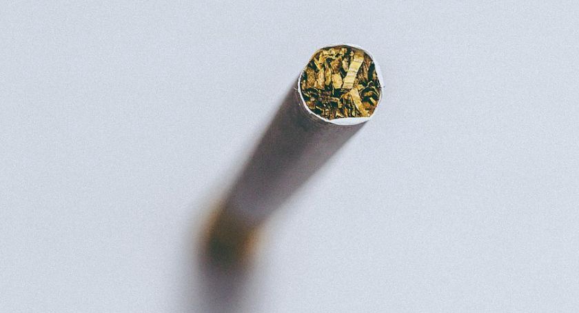 7 proc. czy 500 proc.? Spór wokół różnicy w podatkach od papierosów i podgrzewaczy