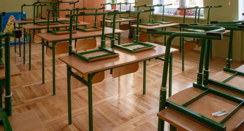 Niedzielski: rekomenduję, by nie posyłać do szkół starszych uczniów jeszcze przez dwa tygodnie