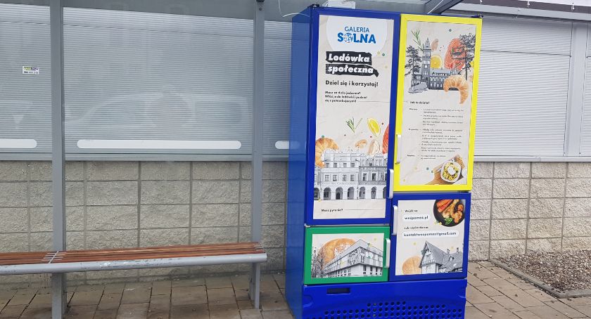 Lodówka społeczna przed Galerią Solną