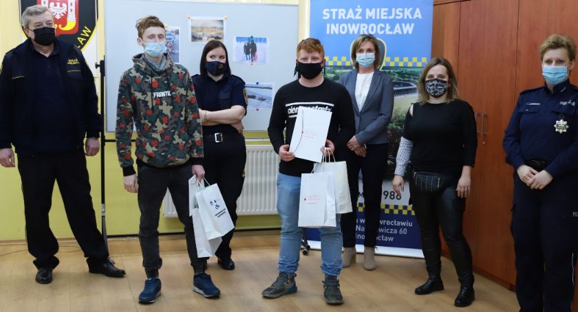 Pokazali na zdjęciach jak należy pomagać