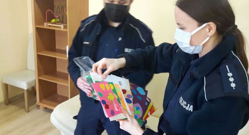 Policjanci i dzieci seniorom