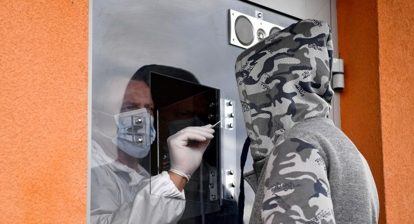 MZ: 2 032 nowe zakażenia koronawirusem, zmarły 22 osoby