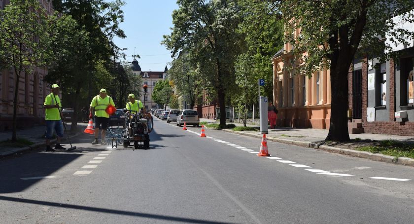 Odnawianie znaków poziomych w mieście